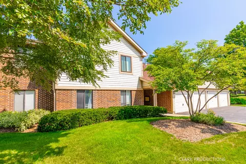 864 E Coach Rd #8, Palatine, IL 60074
