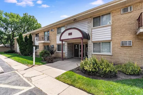 5740 Concord Ln #1, Clarendon Hills, IL 60514