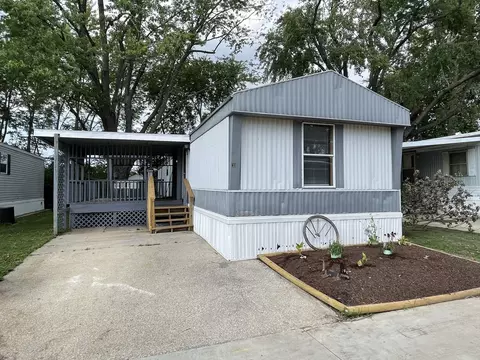 31 Coachman Dr, Urbana, IL 61802