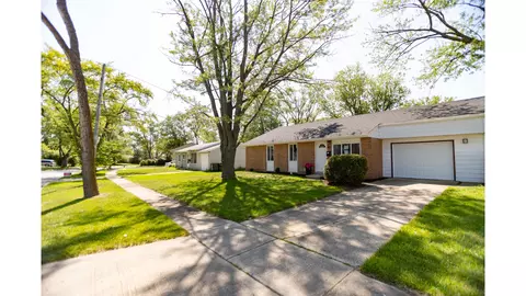 301 E Maxon Ln, Streamwood, IL 60107