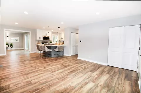 435 Mohave St, Hoffman Estates, IL 60169 photo 3