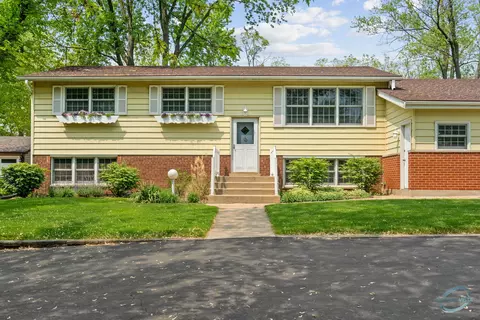 210 80th St, Willowbrook, IL 60527