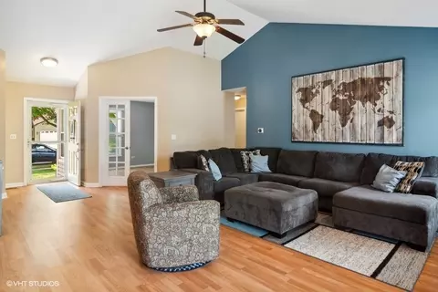 2110 Savannah Rd, Elgin, IL 60123 photo 4