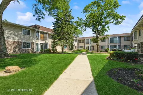 2699 Hobson Rd #4, Woodridge, IL 60517