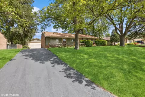 240 Edgehill Dr, Bolingbrook, IL 60440