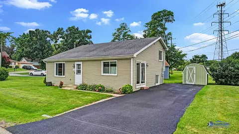 4 W Clarendon Dr, Round Lake Beach, IL 60073