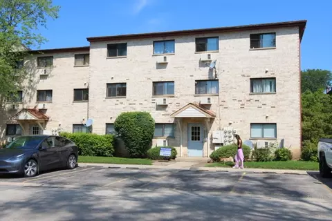 514 E Spruce Dr #2B, Palatine, IL 60074