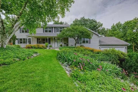 100 Valley Dr, Oakwood Hills, IL 60013