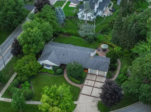 1307 James St, Geneva, IL 60134