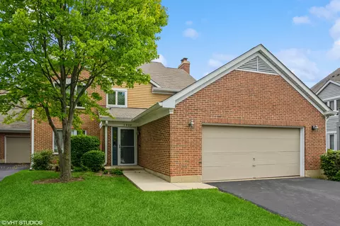 1535 N Kendal Ct, Arlington Heights, IL 60004