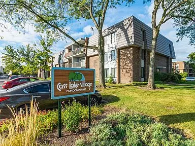 924 S Lake Ct #204, Westmont, IL 60559