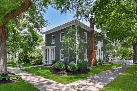 227 S 5th St, Geneva, IL 60134