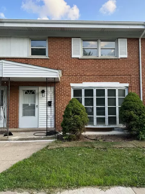 8852 Robin Dr #B, Des Plaines, IL 60016