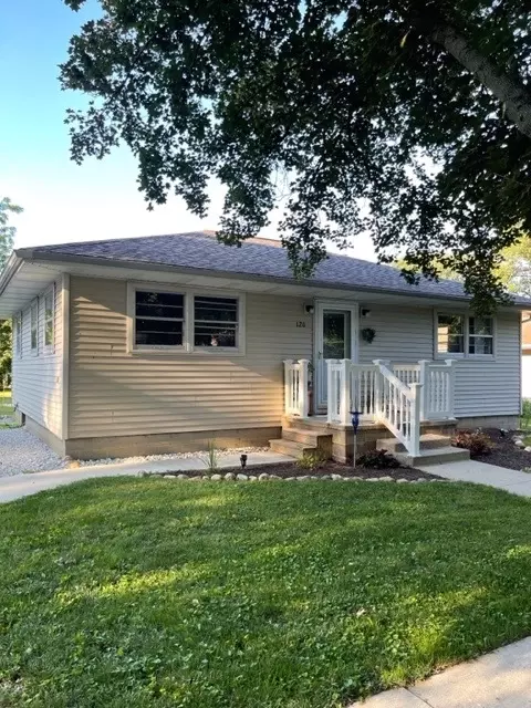 120 W James St, Forrest, IL 61741