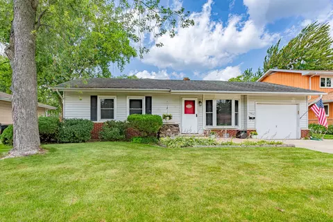 586 Ridge Ave, Elk Grove Village, IL 60007