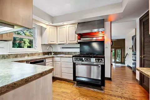 634 Howard St, Wheaton, IL 60187 photo 7
