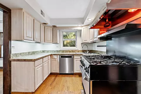 634 Howard St, Wheaton, IL 60187 photo 8