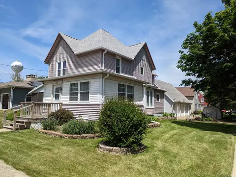 122 E 2nd St, Chadwick, IL 61014