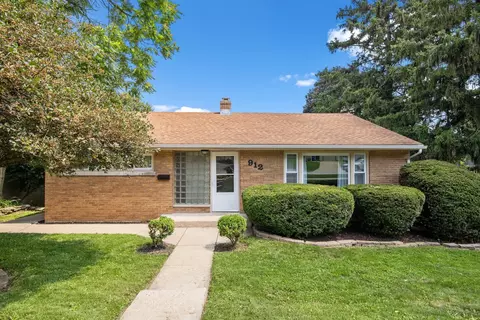 912 Dean St, Saint Charles, IL 60174