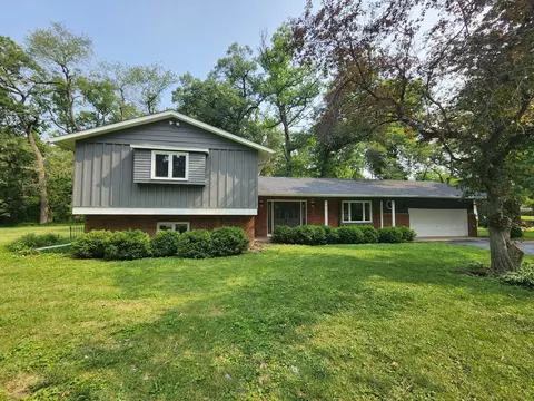 805 Hickory Rd, Woodstock, IL 60098