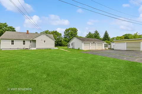 4270 Birch Dr, Gurnee, IL 60031