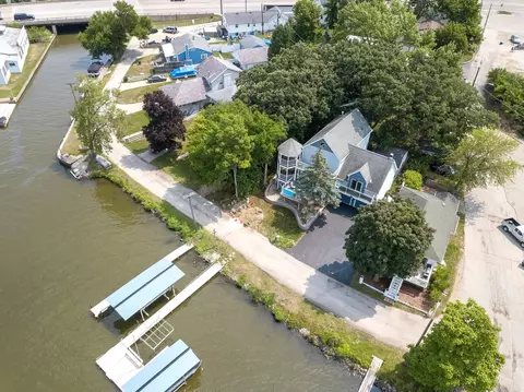65 Wells St, Fox Lake, IL 60020