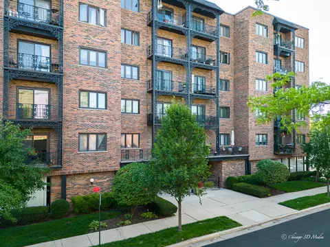 414 Clinton Pl #407, River Forest, IL 60305
