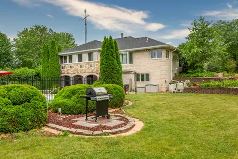 18 N 42nd Rd, Mendota, IL 61342