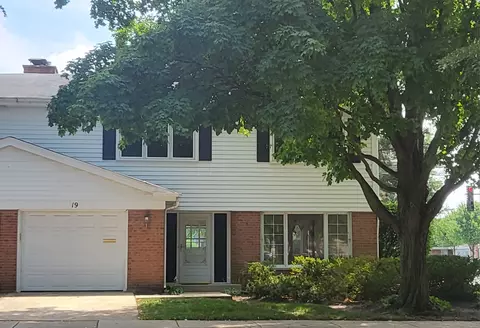 19 S Regency Ct W, Arlington Heights, IL 60004