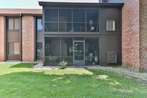 720 St Andrews Ln #25, Crystal Lake, IL 60014
