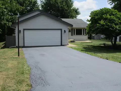 119 Queens Pl, Poplar Grove, IL 61065