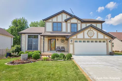 350 Thistle Ln, Lake Zurich, IL 60047