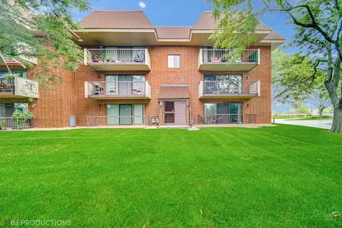 121 E Janata Blvd #2A, Lombard, IL 60148