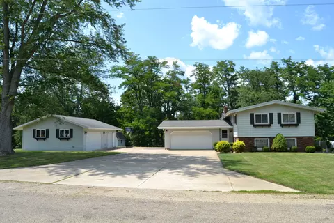 7147 Richland Dr, Clinton, IL 61727