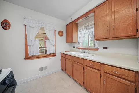 560 Selborne Rd, Riverside, IL 60546 photo 8