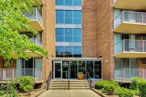 2211 S Stewart Ave #1E, Lombard, IL 60148