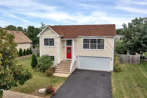 303 Joshua Tree Ln, Harvard, IL 60033
