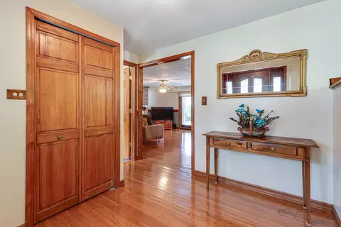 4150 Ohare Dr, Hoffman Estates, IL 60192 photo 4