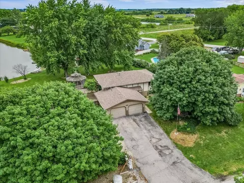 150 W Miller Ave, Hinckley, IL 60520