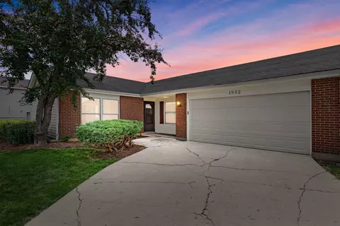 1932 Williamsburg Dr, Streamwood, IL 60107