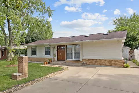 291 Victoria Ln, Elk Grove Village, IL 60007