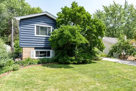 327 N Garfield Ave, Mundelein, IL 60060