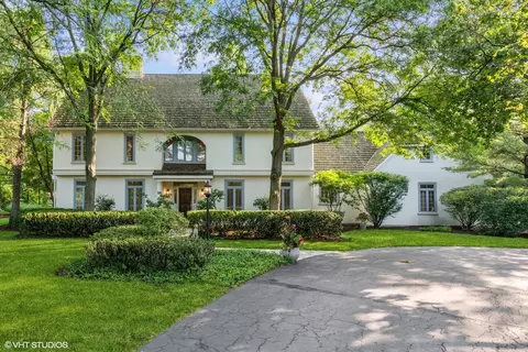 17 Bristol Rd, Northfield, IL 60093