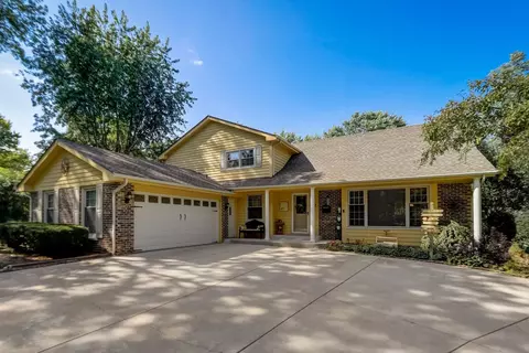 27 Lagoon Dr, Hawthorn Woods, IL 60047
