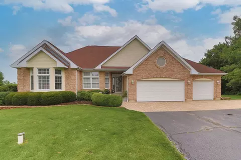 15 Brittany Dr, Oakwood Hills, IL 60013