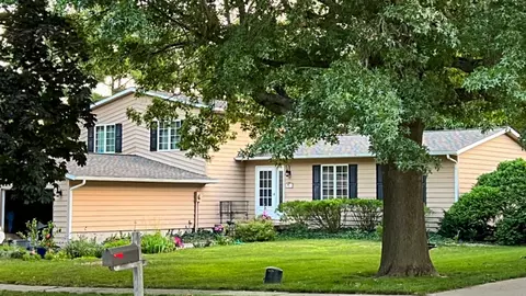 1005 S Fawn Dr, Mahomet, IL 61853