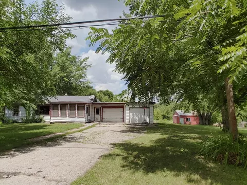 5152 Blackhawk Rd, Rockford, IL 61109