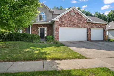 2109 Ridge Creek Dr, Bloomington, IL 61705