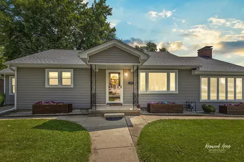 370 S 2nd Ave, Saint Anne, IL 60964