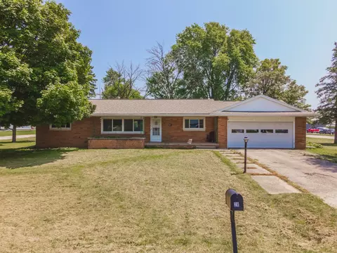 28 Livingston St, Gridley, IL 61744